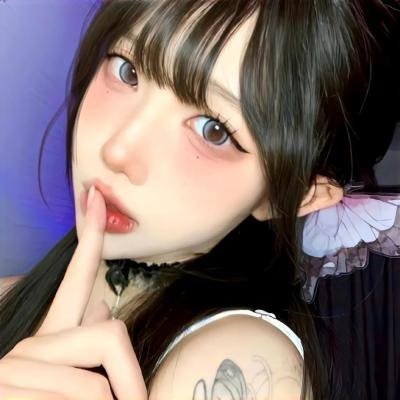 出墙红杏两家春
